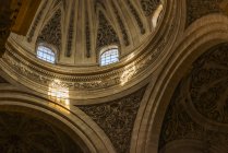 Bel intérieur de la cathédrale — Photo de stock