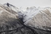 Vista aérea de las montañas Ogilvie - foto de stock