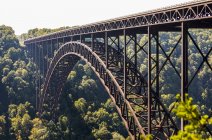 Die neue Brücke über die Flussschlucht — Stockfoto