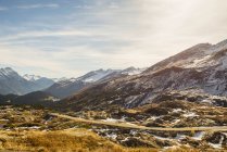 Гірська дорога в засніжених Альпах — стокове фото