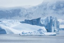 Échappement glaciaire antarctique et eau — Photo de stock