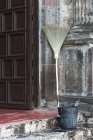 Метла и ведро на бетонной ступени — стоковое фото
