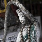 Выветриваемая буддийская скульптура — стоковое фото
