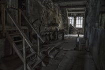 Dentro de la antigua fábrica de arenques abandonada en el pueblo de Djupavik; Islandia - foto de stock