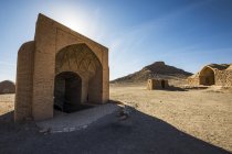 Small adobe structure by Zoroastrian Towers — Stock Photo