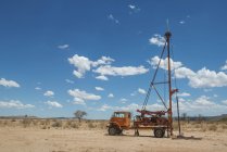 Vecchia piattaforma petrolifera lasciata incustodita, canon roadhouse, namibia — Foto stock