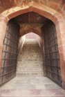 Puerta y puertas a la tumba de piedra arenisca de Mughal, Nueva Delhi, India - foto de stock