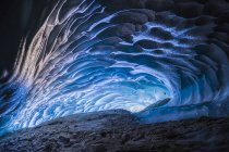 Свет светит в пещеру — стоковое фото