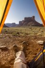 Camper Füße aus dem Zelt — Stockfoto