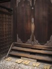 Santuario japonés con puerta — Stock Photo