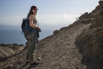 Donna in posa durante le escursioni in ein gedi, con il mare morto sullo sfondo. Israele. — Foto stock