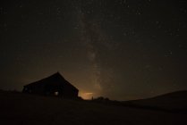 Céu noturno brilhando sobre silhueta — Fotografia de Stock