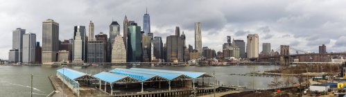 Skyline de la ciudad de Nueva York y Brooklyn Bridge - foto de stock