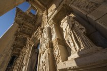 Estatua de Arete en la Biblioteca de Celsus - foto de stock