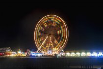Illuminated colourful ferris wheel — Stock Photo