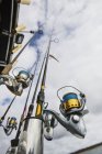 Вид знизу на рибальські палички під хмарним небом — стокове фото