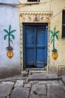 Puerta a casa pintada con motivos - foto de stock