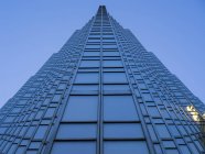 Façade du gratte-ciel avec façade bleue — Photo de stock
