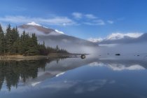 Manhã nebulosa no lago — Fotografia de Stock