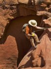 Искатель приключений исследует пустынный каньон Сан-Рафаэль-Свелл. Юта, США — стоковое фото