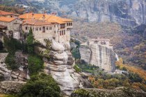 Monastères perchés sur des falaises — Photo de stock