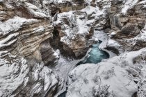 Canyon con rocce e scogliere — Foto stock