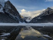Montañas resistentes y el lago Louise - foto de stock