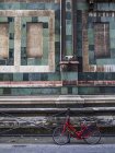 Червоний велосипед контрастують — стокове фото