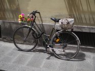Vélo de ville garé à l'extérieur — Photo de stock