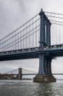 Мангеттенський міст з Бруклінський міст — стокове фото