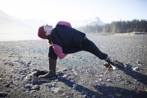 Une femme qui fait du yoga sur la plage, Kenai Peninsula outer coast ; Alaska, États-Unis d'Amérique — Photo de stock