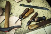 Herramientas de artesanos para el trabajo de cuero. Pelotas, Rio Grande do Sul, Brasil - foto de stock