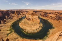 Река Колорадо над скалами — стоковое фото