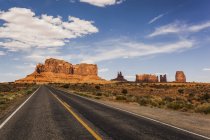 A road leading to rugged rock formations — Stock Photo