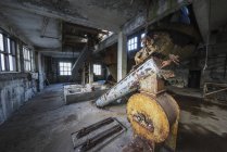 Dentro de la vieja fábrica de arenques abandonada. Djupvik, Islandia - foto de stock