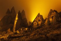 Пещерные дома в скалах — стоковое фото