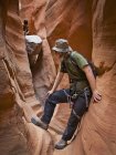 Avventuriero che esplora un canyon di slot nel deserto, San Rafael Swell. Utah, Stati Uniti — Foto stock