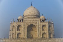 Frente al Taj Mahal - foto de stock