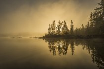 Lever de soleil sur un lac tranquille — Photo de stock