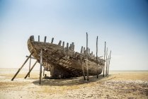 Разрушенная рыбацкая лодка на пляже Виланкулос — стоковое фото
