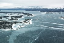 Agua y paisaje congelados - foto de stock