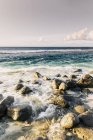 Скелястий пляж з хвилями — стокове фото