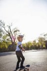 Rückansicht eines jungen asiatischen Jungen auf Skateboard im Park — Stockfoto