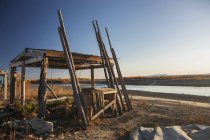 Holzfischtrockengestell am Ufer — Stockfoto