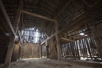 Interior de un antiguo granero en el centro rural del sur de Kentucky; Kentucky, Estados Unidos de América - foto de stock