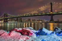 Manhattan Bridge by snow-covered rocks — Stock Photo