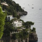 Grandes maisons le long de la côte amalfitaine — Photo de stock