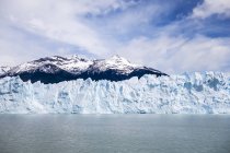 Glaciar en el agua con colinas - foto de stock