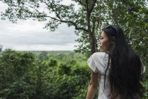 Rückansicht einer asiatischen Frau, die auf eine bestimmte Landschaft blickt — Stockfoto
