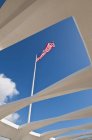 Американський прапор летить над Uss Арізона Меморіал — стокове фото